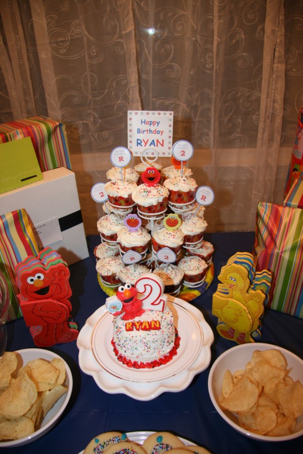 Inspiration Senses - Sesame Street Elmo Birthday cupcakes